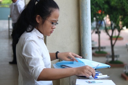 Thí sinh cụm thi Vinh kiểm tra lại các vật dụng trước khi bước vào phòng thi (Ảnh: Nguyễn Duy)