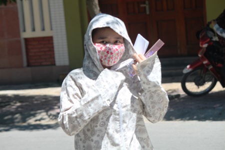 Thí sinh, phụ huynh cụm thi Vinh đến điểm thi trong nắng nóng (Ảnh: Doãn Hòa)