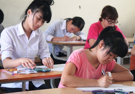 Thí sinh chuẩn bị thêm nước uống trong thời gian làm bài (Ảnh: Doãn Hòa)