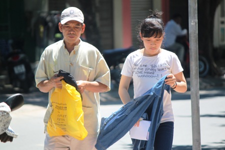 Thí sinh, phụ huynh cụm thi Vinh đến điểm thi trong nắng nóng (Ảnh: Doãn Hòa)