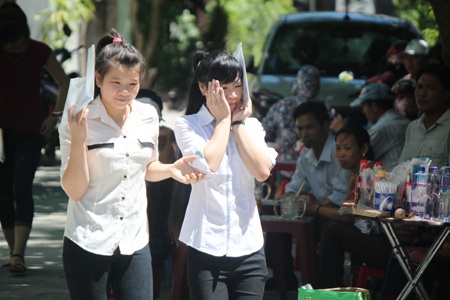 Nắng nóng khiến nhiều thí sinh mệt mỏi (Ảnh: Doãn Hòa)