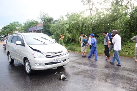 Chiếc ô tô chạy lấn sang làn đường bên trái, đâm trực diện xe máy