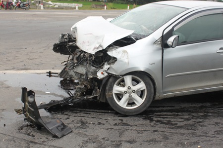 Hiện trường vụ tai nạn khiến 2 người ngồi trên ô tô 4 chỗ ngồi bị thương, phải nhập viện cấp cứu