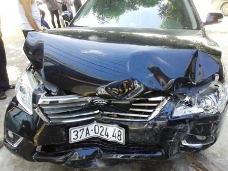 Chiếc xe Camry bị biến dạng sau vụ tai nạn