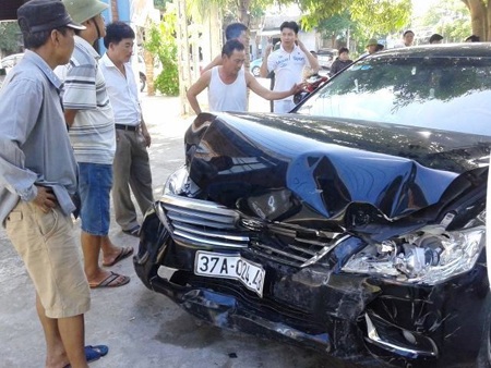 Nhiều người dân hoảng hốt khi thấy chiếc xe Camry lao vào quán tạp hóa bên đường