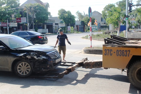 Đến 16h30 chiều 13/7, hai chiếc xe Camry mới được đưa ra khỏi hiện trường vụ tai nạn