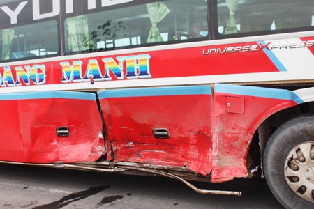 Phần hông bên phải xe khách giường nằm bị bóp méo