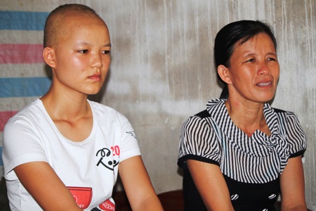 Thí sinh Trần Thị Nhi và mẹ chuẩn bị cho kỳ thi ĐH 2014.