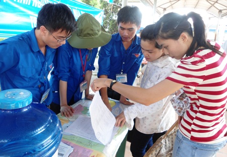 Đội tiếp sức mùa thi tại Ga Vinh.