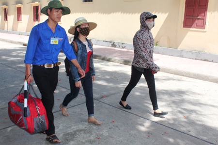 Những bóng hồng tình nguyện viên không quản ngại nắng, xách đồ cho các sĩ tử và phụ huynh.