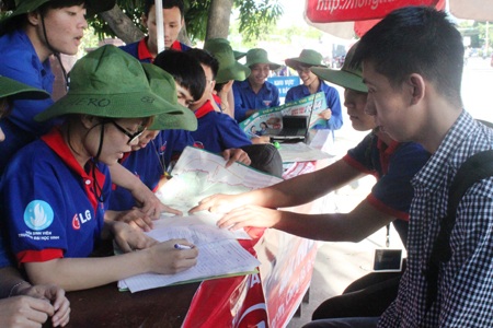 Đội tiếp sức mùa thi tại Ga Vinh.