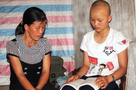 Thí sinh Trần Thị Nhi và mẹ chuẩn bị cho kỳ thi ĐH 2014.