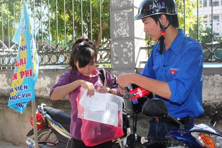 Đội xe ôm tình nguyện trường ĐH Vinh hỗ trợ thí sinh đến điểm thi, tìm nhà trọ.