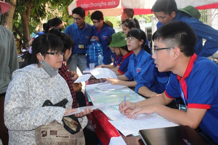 Đội nắng đưa đón sĩ tử miễn phí