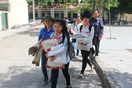 Thí sinh và phụ huynh được phát chăn, màn, gối và chiếu.