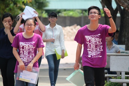Thí sinh tại cụm thi Vinh thoải ɭái sau môn thi Ngữ văn (Ảnh: Doãn Hòa)