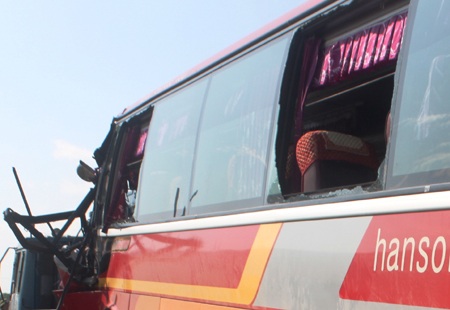 Hành khách phải đập vỡ hai cửa kính bên trái của xe khách để thoát thân