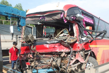 Phần đầu chiếc xe khách chở đoàn khách du lịch bị biến dạng sau vụ tai nạn 