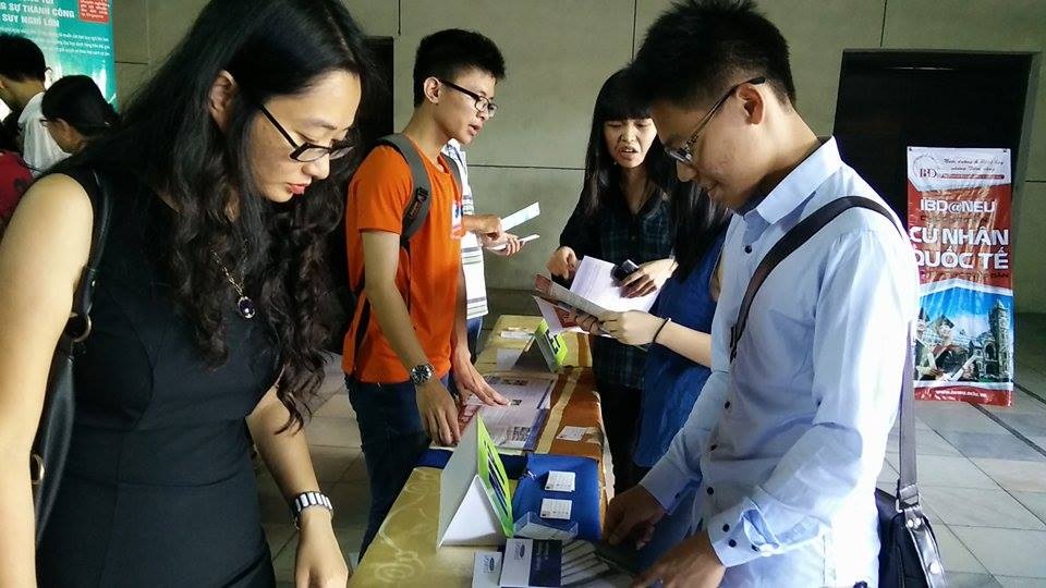 Nghệ An: Hơn 1000 bạn trẻ thổi bùng khát khao du học - 6 Chị Đào Thị Hằng (thường gọi là Hằng mắm ruốc) chia sẻ: “Nơi nào có ý chí nơi đó có con đường”.