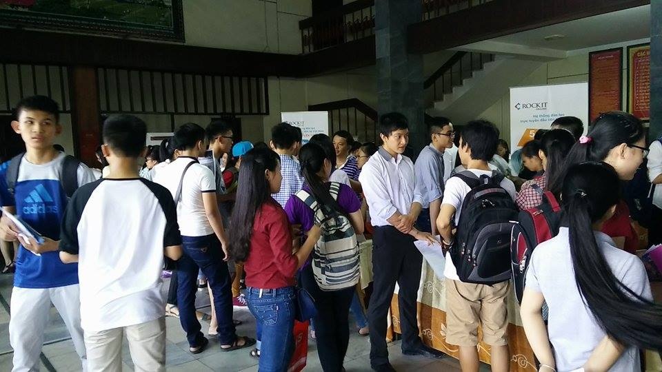 Nghệ An: Hơn 1000 bạn trẻ thổi bùng khát khao du học - 11 Chị Đào Thị Hằng (thường gọi là Hằng mắm ruốc) chia sẻ: “Nơi nào có ý chí nơi đó có con đường”.