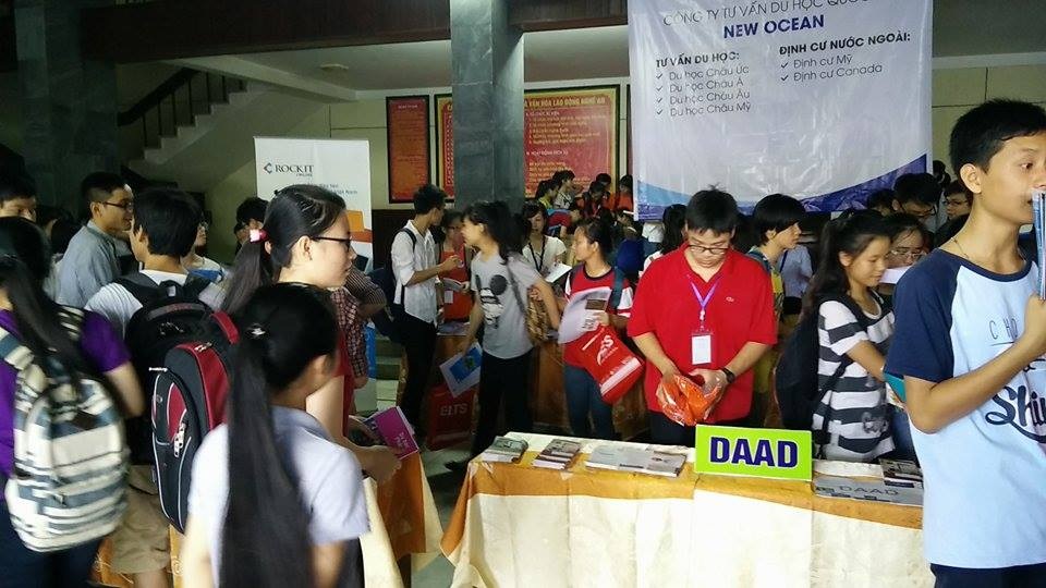 Nghệ An: Hơn 1000 bạn trẻ thổi bùng khát khao du học - 10 Chị Đào Thị Hằng (thường gọi là Hằng mắm ruốc) chia sẻ: “Nơi nào có ý chí nơi đó có con đường”.