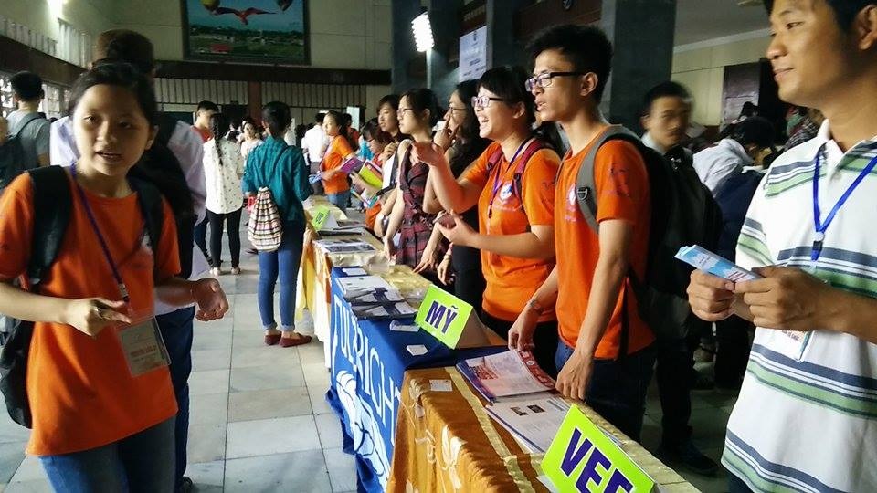 Nghệ An: Hơn 1000 bạn trẻ thổi bùng khát khao du học - 9 Chị Đào Thị Hằng (thường gọi là Hằng mắm ruốc) chia sẻ: “Nơi nào có ý chí nơi đó có con đường”.