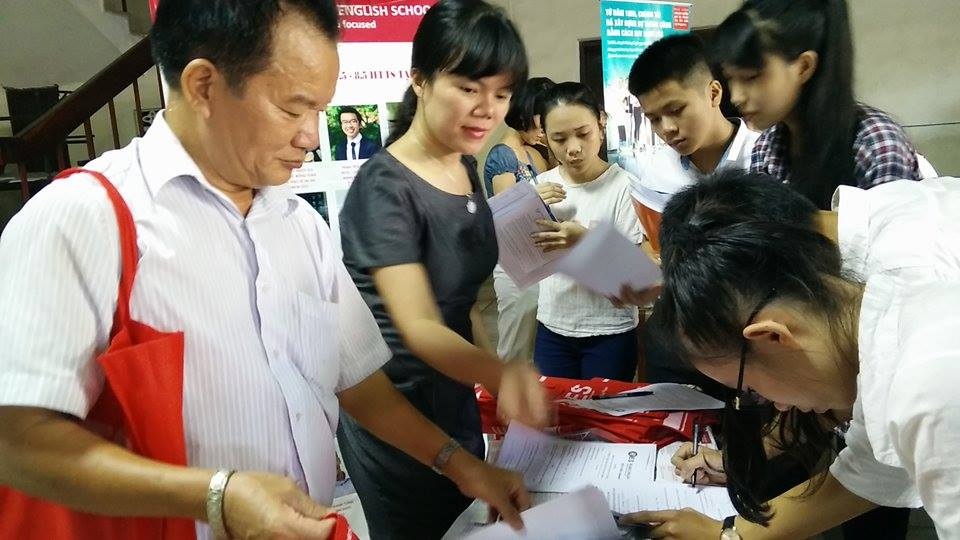 Nghệ An: Hơn 1000 bạn trẻ thổi bùng khát khao du học - 8 Chị Đào Thị Hằng (thường gọi là Hằng mắm ruốc) chia sẻ: “Nơi nào có ý chí nơi đó có con đường”.