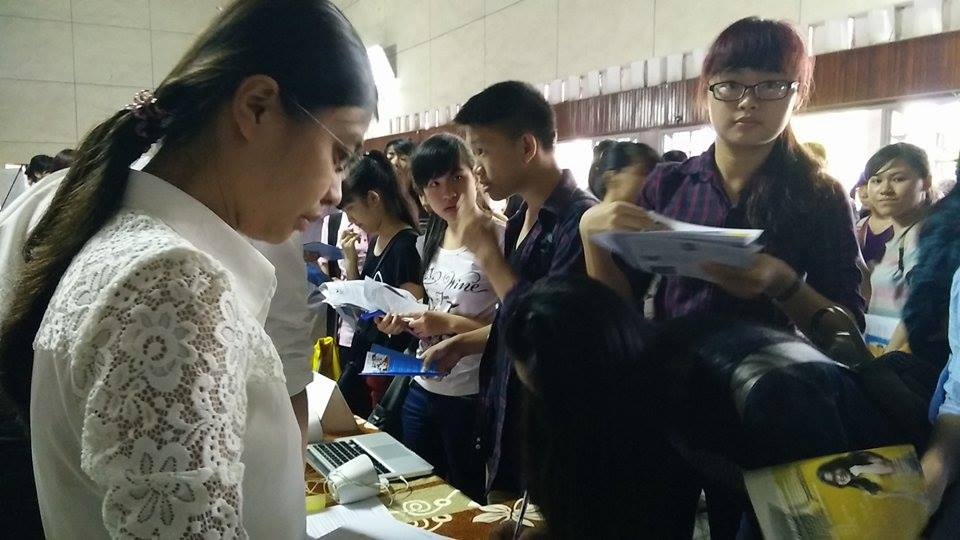 Nghệ An: Hơn 1000 bạn trẻ thổi bùng khát khao du học - 7 Chị Đào Thị Hằng (thường gọi là Hằng mắm ruốc) chia sẻ: “Nơi nào có ý chí nơi đó có con đường”.