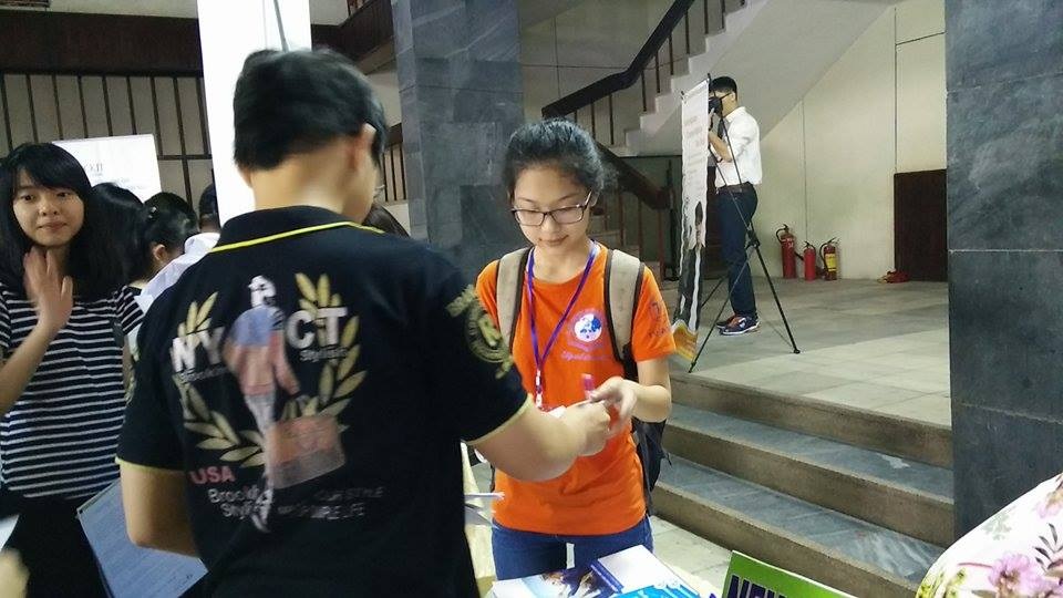 Nghệ An: Hơn 1000 bạn trẻ thổi bùng khát khao du học - 14 Chị Đào Thị Hằng (thường gọi là Hằng mắm ruốc) chia sẻ: “Nơi nào có ý chí nơi đó có con đường”.