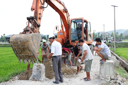 Người dân chôn lại cọc bê tông giữa đường để chặn xe quá tải ngày 16/8