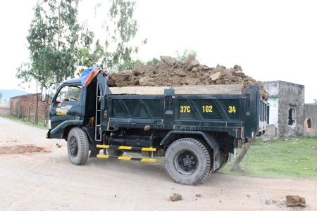 Người dân cho rằng thủ phạm cày nát đường là các xe chở đất đá không được che chắn