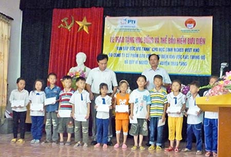 Dòng họ Lê Nghệ An trao thưởng cho 14 học sinh giỏi quốc gia - 3 Dòng họ Lê Nghệ An trao thưởng cho 14 học sinh giỏi quốc gia