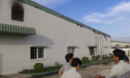 “Bà hỏa” ghé thăm phân xưởng công ty điện tử - 3 Lực lượng chức năng đang khám nghiệm hiện trường, điều tra nguyên nhân vụ cháy