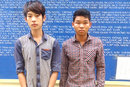 Hiếu và Tịnh tại cơ quan công an TX Thái Hòa (Ảnh: Hồng Tuyến)