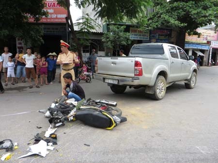 Chiếc ô tô 4 chỗ ngồi bị biến dạng phần đuôi. Hệ thống cảnh báo nguy hiểm bị húc đổ