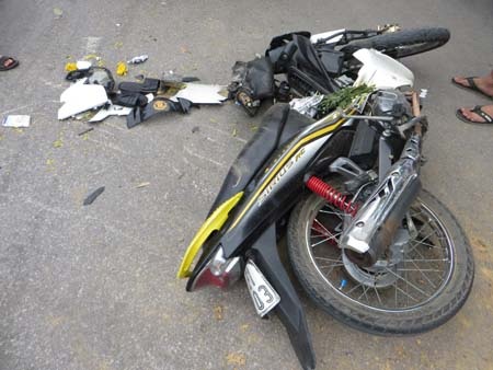 Chiếc xe máy của nạn nhân bị vỡ nát phần đầu