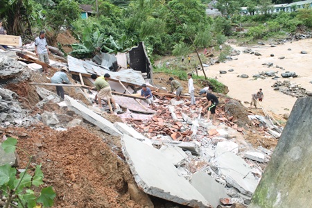 Người dân và chính quyền địa phương khắc phục hậu quả nhà bị sập
