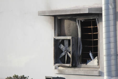 Hiện trường vụ cháy làm cửa kính nhà xưởng bị vỡ