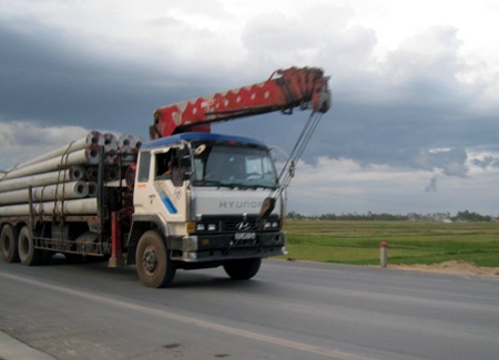 Dân chôn cọc bê tông giữa đường để chặn xe quá tải - 8 Những chiếc xe quá tải, quá khổ, tung tăng trên tuyến quốc lộ 1A - đường tránh TP Vinh.