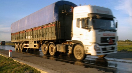 Những chiếc xe quá tải, quá khổ, tung tăng trên tuyến quốc lộ 1A - đường tránh TP Vinh.