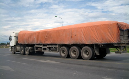 Những chiếc xe quá tải, quá khổ, tung tăng trên tuyến quốc lộ 1A - đường tránh TP Vinh.