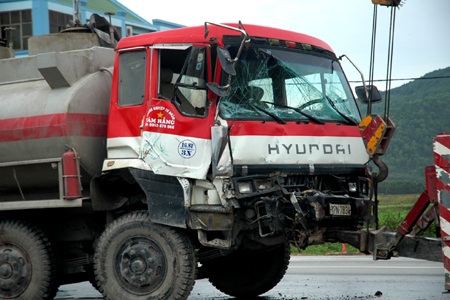 Xe bồn gây tai nạn, hú hồn lo bồn xăng phát nổ - 1 Chiếc xe bồn chở xăng hư hỏng phần đầu sau vụ tai nạn