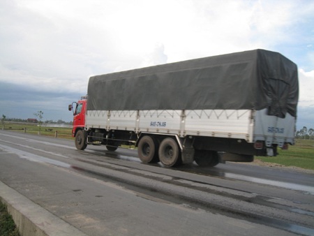 Những chiếc xe quá tải, quá khổ, tung tăng trên tuyến quốc lộ 1A - đường tránh TP Vinh.