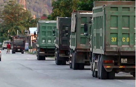 Xe quá tải né trạm cân ngay giữa ban ngày trên quốc lộ 1A đoạn Diễn Châu.