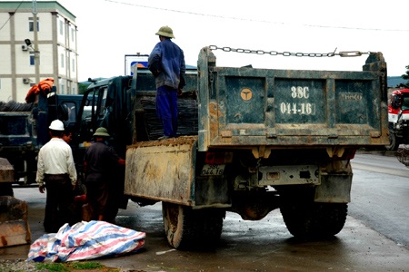 Xe bồn gây tai nạn, hú hồn lo bồn xăng phát nổ - 2 Chiếc xe tải bị xe bồn đâm ngang xe tại hiện trường