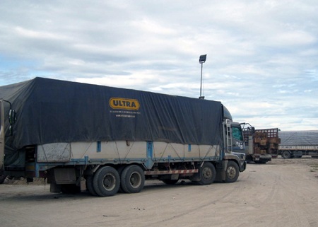 Những chiếc xe quá tải, quá khổ, tung tăng trên tuyến quốc lộ 1A - đường tránh TP Vinh.