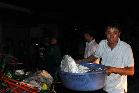 Hàng hóa được di chuyển ra bên ngoài