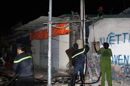 Lực lượng PCCC tiếp cận hiện trường vụ cháy từ trên mái tôn