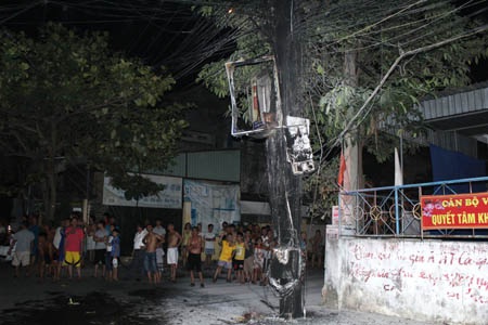 Cột điện cạnh nhà văn hóa khối Vinh Quang bị cháy nham nhở