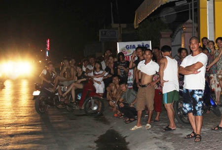 Nhiều người dân chứng kiến cột điện bốc cháy ngùn ngụt